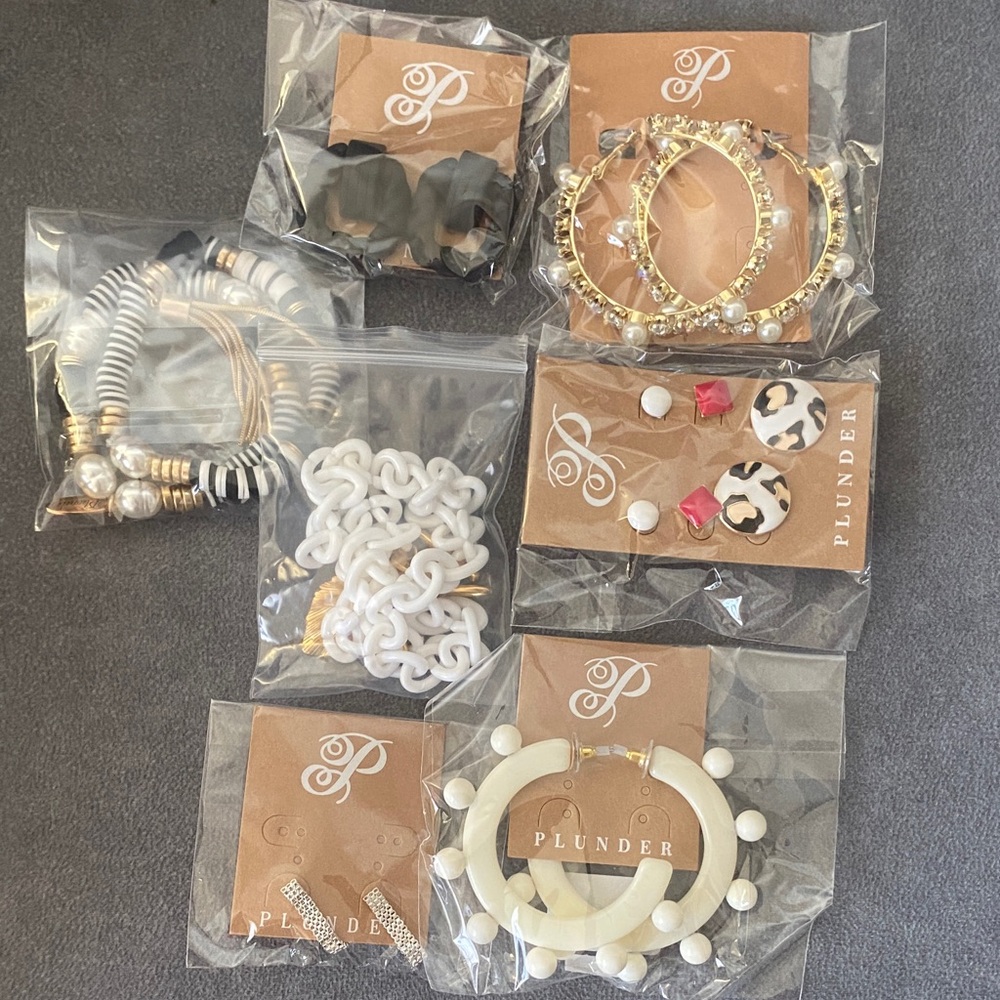 Plunder Gold and White earrings bracelet necklace  Accessory Set